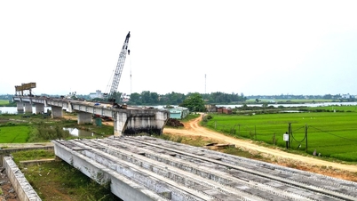 Da Nang löser hinder, tilldelar uppgifter och sätter deadlines för att färdigställa tillfartsvägar till trafikbroprojekt.