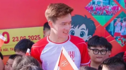 Hoang Duc nečekaně chyběl, ale i tak přišel do školy ve své teplé bundě.