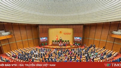 Transmisiune în direct a ceremoniei de depunere a jurământului de către președintele Curții Supreme a Poporului.