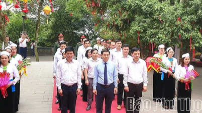 ឃុំមឿងប៊ី (Muong Bi) អុជធូបរំលឹកដល់ស្តេចហ៊ុង (Hung)។
