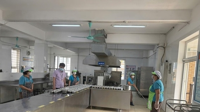 Thanh Xuan Ward realiza inspecciones sorpresa de seguridad alimentaria en los comedores escolares.