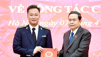 Tran Thanh Man, a Nemzetgyűlés elnöke részt vett az ünnepségen, hogy bejelentse és átadja a Nemzetgyűlés határozatát az állami főellenőr megválasztásáról.