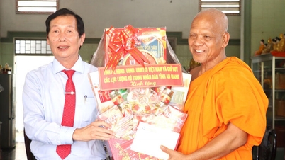 Místopředseda provinčního lidového výboru An Giang Le Van Phuoc blahopřeje k novému roku Chol Chnam Thmay oběma obcím Oc Eo a An Chau.