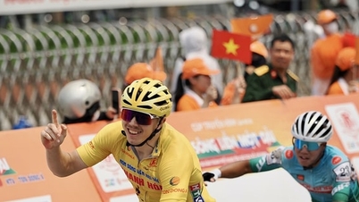 5. etapa národního cyklistického závodu Ho Či Minovo Město Televizní pohár 2026: Nehoda poblíž cílové čáry, oranžový dres mění majitele.