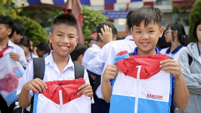 Hoang Duc støtter underprivilegerte, men flittige elever gjennom programmet «Varme klær til skolen».