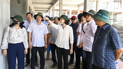 Vice Chairman of An Giang Provincial People's Committee Nguyen Thi Minh Thuy inspects education and health projects in Giang Thanh.