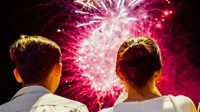 का माऊ ने मेकांग डेल्टा डिलीशियस राइस प्रतियोगिता के लिए आतिशबाजी का प्रदर्शन शुरू किया।
