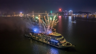 60 de nave de croazieră prezintă Festivalul Luminilor în Golful Ha Long.