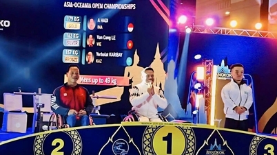 Weightlifter Le Van Cong wins silver medal at the Asian Championships.