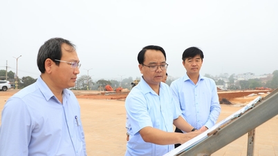 Dang Hong Sy, a Tartományi Pártbizottság titkárhelyettese számos építési projektet ellenőriz Lam Dong tartomány nyugati részén.