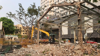 Perusahaan Saham Gabungan Grup Quang Minh membongkar dua struktur sementara di gedung apartemen Quang Minh.