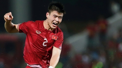 O jogador de futebol Duy Mạnh perde um relógio de luxo avaliado em mais de 1 bilhão de VND.