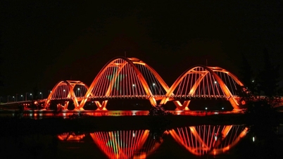 The 3 trillion VND Nhat Le Bridge in Quang Tri province: Lights are on, but it's not yet open to traffic.