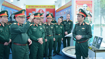 General Nguyen Van Hien jobber med Signal Corps.