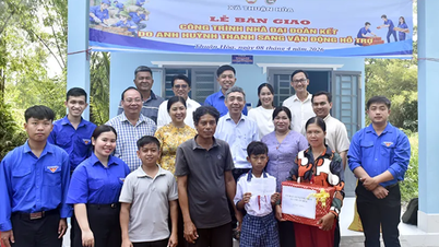 Overrekker solidaritetshus til khmer-familier for å feire Chol Chnam Thmay nyttår.