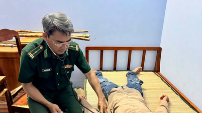 Ca Mau: Due membri dell'equipaggio, trascinati a riva dalla corrente, sono stati tratti in salvo in tempo.