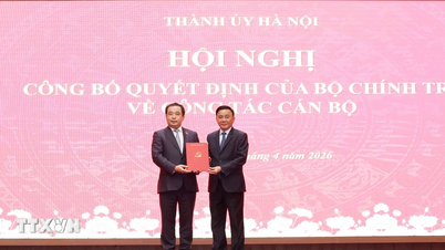 Bylo předáno rozhodnutí o jmenování soudruha Tran Duc Thanga tajemníkem městského výboru strany v Hanoji.