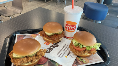 Due catene americane di hamburger a confronto in Vietnam: una sta chiudendo i battenti, l'altra si prepara ad aprire il suo primo punto vendita.