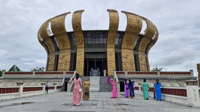 The Hung King Temple in Can Tho opens at night during the Hung King Commemoration Day.