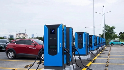 A milliárdos Pham Nhat Vuong V-Green vállalata 10 000 milliárd VND-t fektet be országszerte 99 „szuper töltőállomás” építésébe.