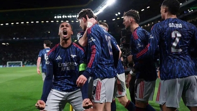 O Arsenal ajudou o futebol inglês a garantir a quinta vaga na Liga dos Campeões.