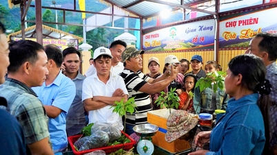 Gemeenschapszin door de Tra Linh-markt
