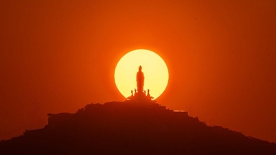 Un moment rare : le soleil « embrasse » la statue de la déesse de la Miséricorde sur le mont Ba Den.