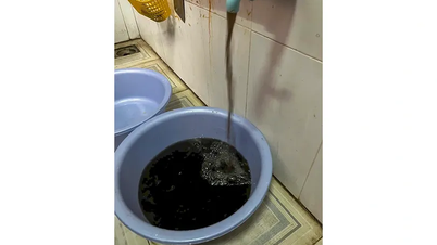 Voda z kohoutku je špinavá a proudí slabě.