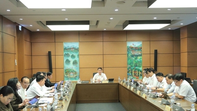 Discussion at Group 4 (National Assembly Delegation of Hue City and the provinces of Khanh Hoa and Lao Cai): Expanding the scope of legal aid, narrowing the development gap.