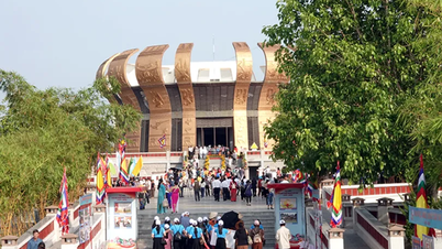 El templo del Rey Hung en la ciudad de Can Tho está abierto hasta las 9 de la noche y sirve comidas vegetarianas gratuitas durante el Día de Conmemoración del Rey Hung.