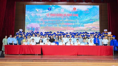 Five more doctors from Lao Cai were awarded Level I specialist certificates under Project 585.