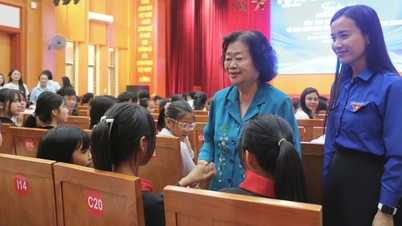 Scholarships were awarded to 180 students from coastal and island areas and ethnic minorities who excelled in their studies.