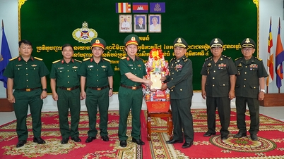 The Ho Chi Minh City Command extends New Year greetings for Chol Chnam Thmay in Kampong Thom province (Cambodia).