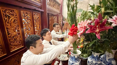 La commune de Tien Luong offre de l'encens en commémoration des rois Hùng.