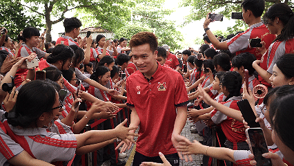 Hoang Duc en Van Lam delen warme jassen uit en hebben een ontzettend leuke interactie met studenten in Ho Chi Minh-stad.