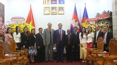 Ledare för Cuu Long-universitetet besökte och framförde nyårshälsningar till Laos och Kambodjas generalkonsul i Ho Chi Minh-staden.
