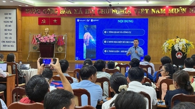 Dr. Nguyen Thoi Trung docens váratlanul megjelent, hogy ifjúsági szakszervezetek és csapatvezetők számára útmutatást adjon a mesterséges intelligencia alkalmazásának készségeiről.