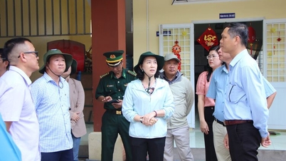 Nguyen Thi Minh Thuy, az An Giang Tartományi Népi Bizottság alelnöke felméri az egészségügyi és oktatási létesítményeket a Kien Hai Különleges Gazdasági Övezetben.