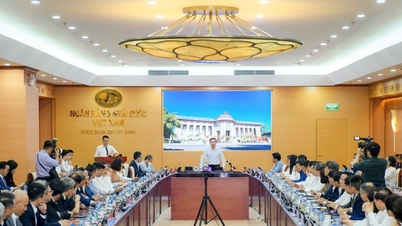 신임 총재와의 회담에서 여러 은행들이 금리 인하에 동의했습니다.