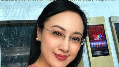 La presentadora de VTV, Hoài Anh, luce joven y hermosa a sus casi 50 años, mientras que la "legendaria actriz" Mộng Tuyền hace gala de su voz para el canto.