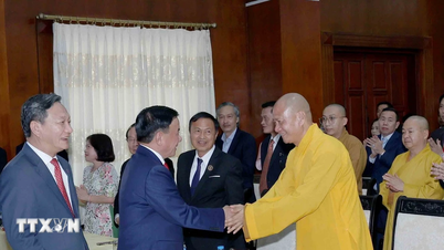Thường trực Ban Bí thư gặp gỡ cán bộ Đại sứ quán và cộng đồng người Việt tại Lào