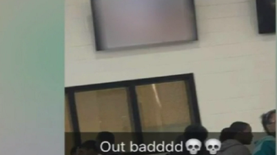 Après avoir été piratée, la télévision de la cafétéria de l'école a soudainement commencé à diffuser des films pour adultes.