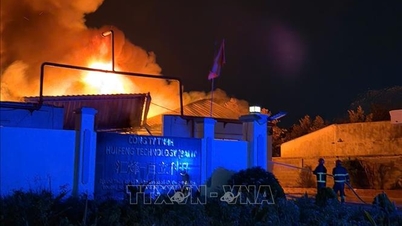 ទីក្រុងហូជីមិញ៖ អាជ្ញាធរកំពុងធ្វើការជាបន្ទាន់ដើម្បីគ្រប់គ្រងអគ្គីភ័យនៅរោងចក្រផលិតថ្នាំលាបមួយ។
