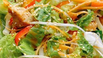 Como preparar em casa uma salada de peito de frango simples, deliciosa e sem gordura, perfeita para dias quentes.