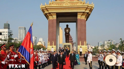 Tran Cam Tu, membro permanente do Comitê Central do Partido, deposita uma coroa de flores em homenagem às vítimas no Camboja.