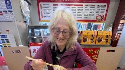 Une femme de 74 ans voyage seule en Chine, et des internautes se proposent de lui servir de guide touristique.