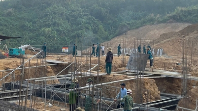 Da Nang: Cientos de soldados apostados en el lugar de la construcción, dando comienzo a la edificación de un internado fronterizo.