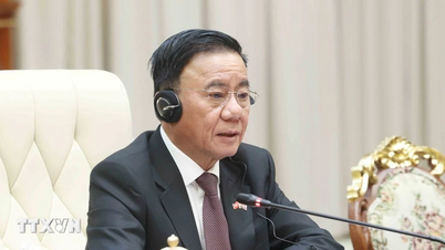 Komite Tetap Komite Sentral Partai menyaksikan upacara penandatanganan dokumen kerja sama antara Vietnam dan Kamboja.