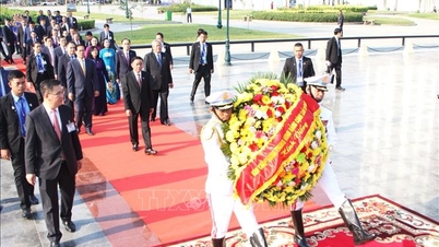 Para anggota Komite Tetap Komite Sentral Partai meletakkan karangan bunga di Monumen Persahabatan Kamboja-Vietnam di Phnom Penh.