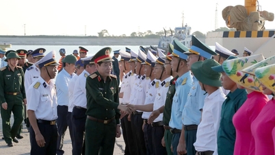 Delegationen från försvarsministeriet besöker Truong Sa och DK1-plattformen.